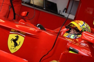 Valentino Rossi saat jajal Ferrari. Sumber: Crash.